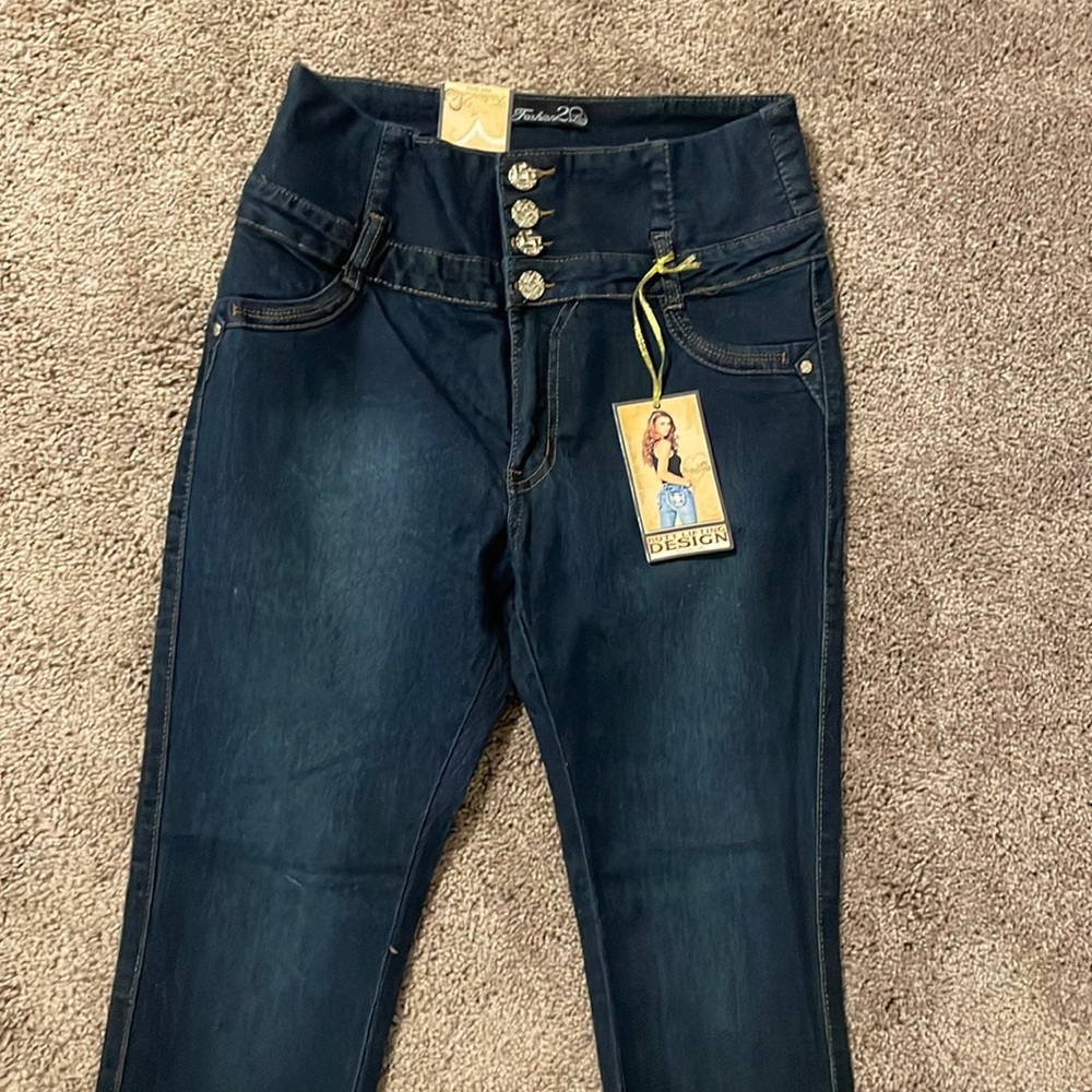 Fashion butt lifting jeans with tags